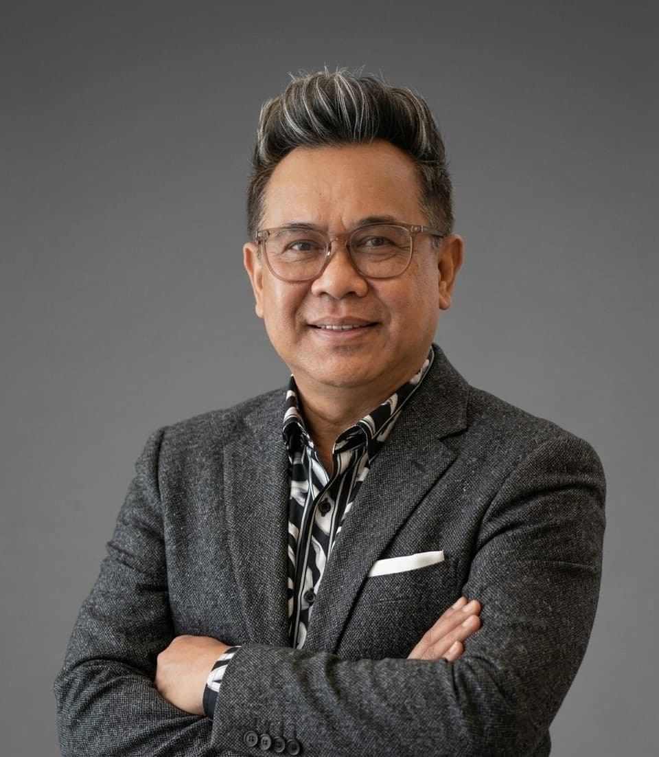 Zey, Master Stylist at Miin Jakarta specializing in women's and men's cuts and color