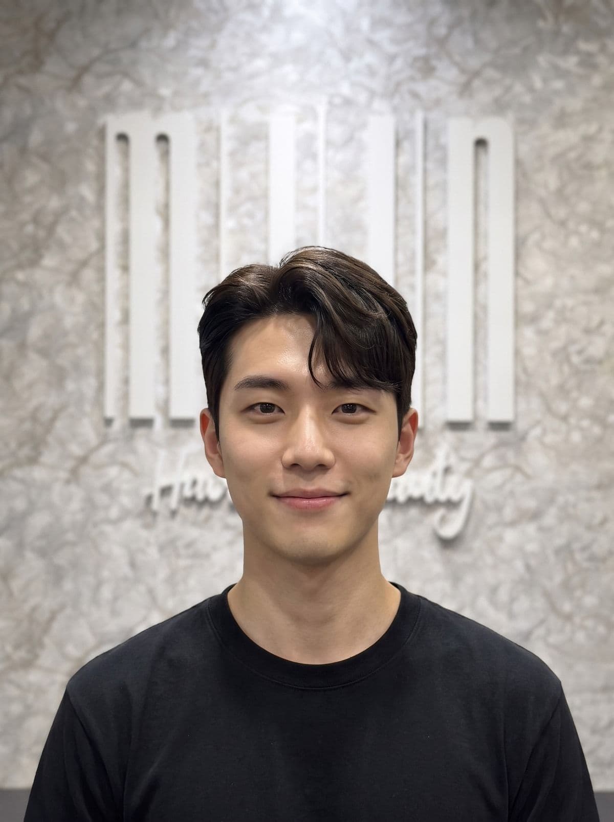 투블럭 베이스에 쉼표 모양 앞머리를 살린 코마 헤어