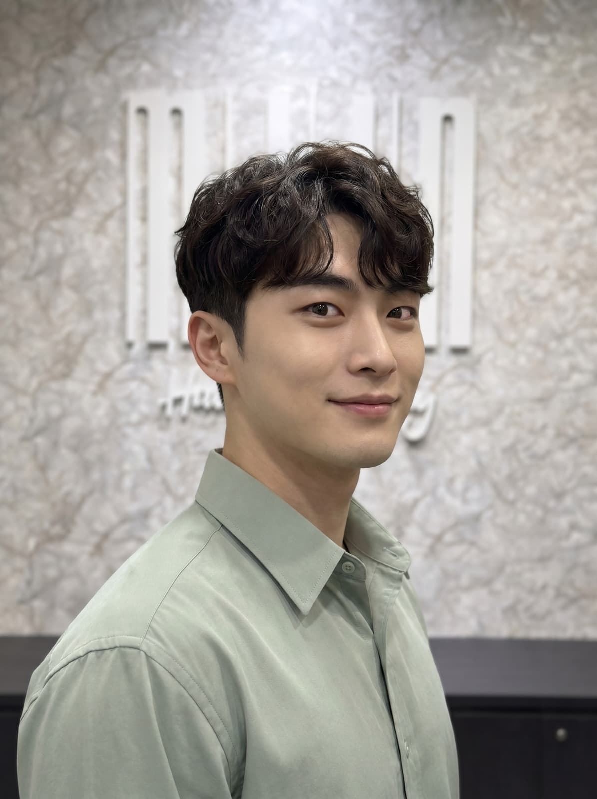 Two block haircut dengan cold perm di atas — gaya rambut pria Korea dengan crown bertekstur perm dan sisi tapered yang rapi