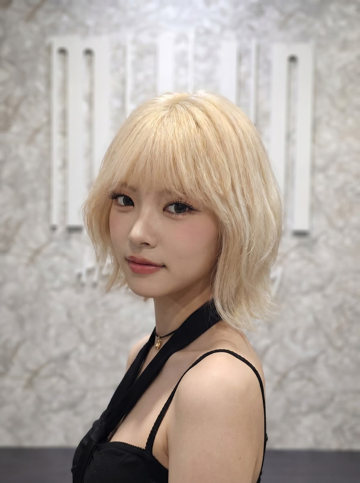 奶油金发色 — 冷中性铂金调的奶油浅金色，Miin 新加坡沙龙造型