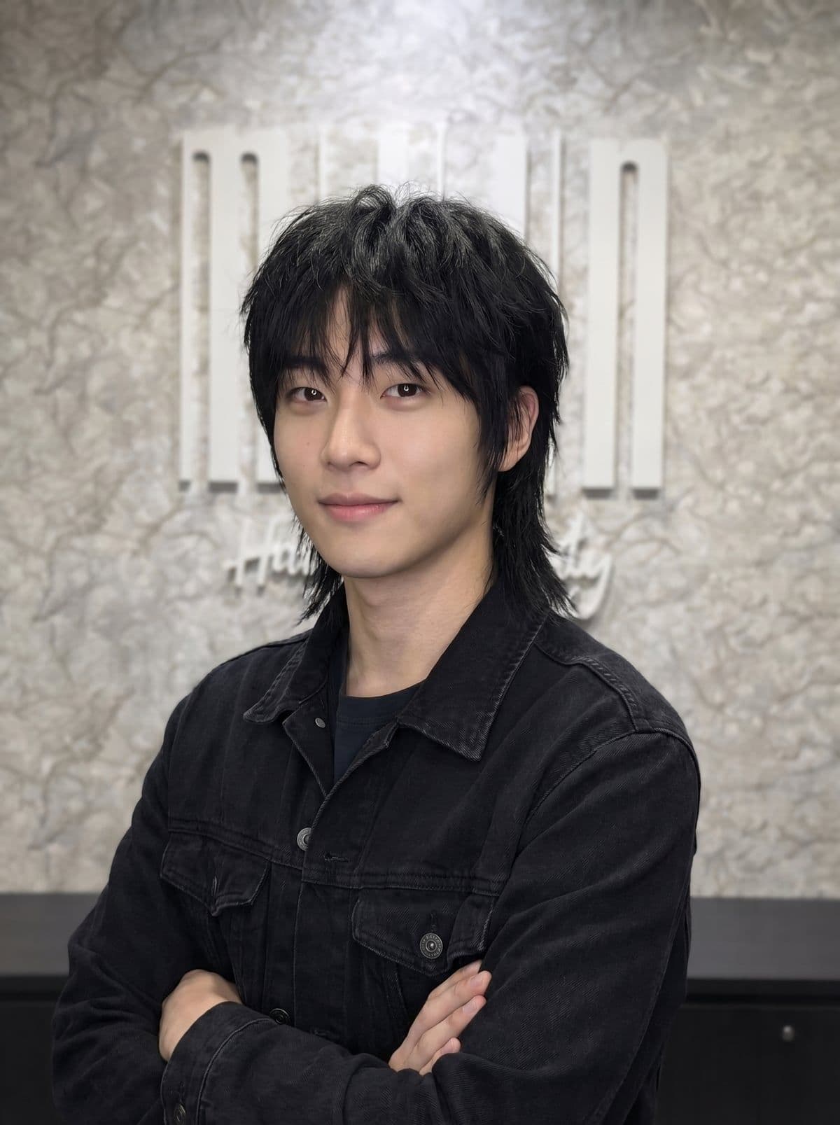 Korean wolf cut for men — layered shaggy hairstyle with long back layers and face-framing pieces, men's shag cut styled at Miin salon Singapore