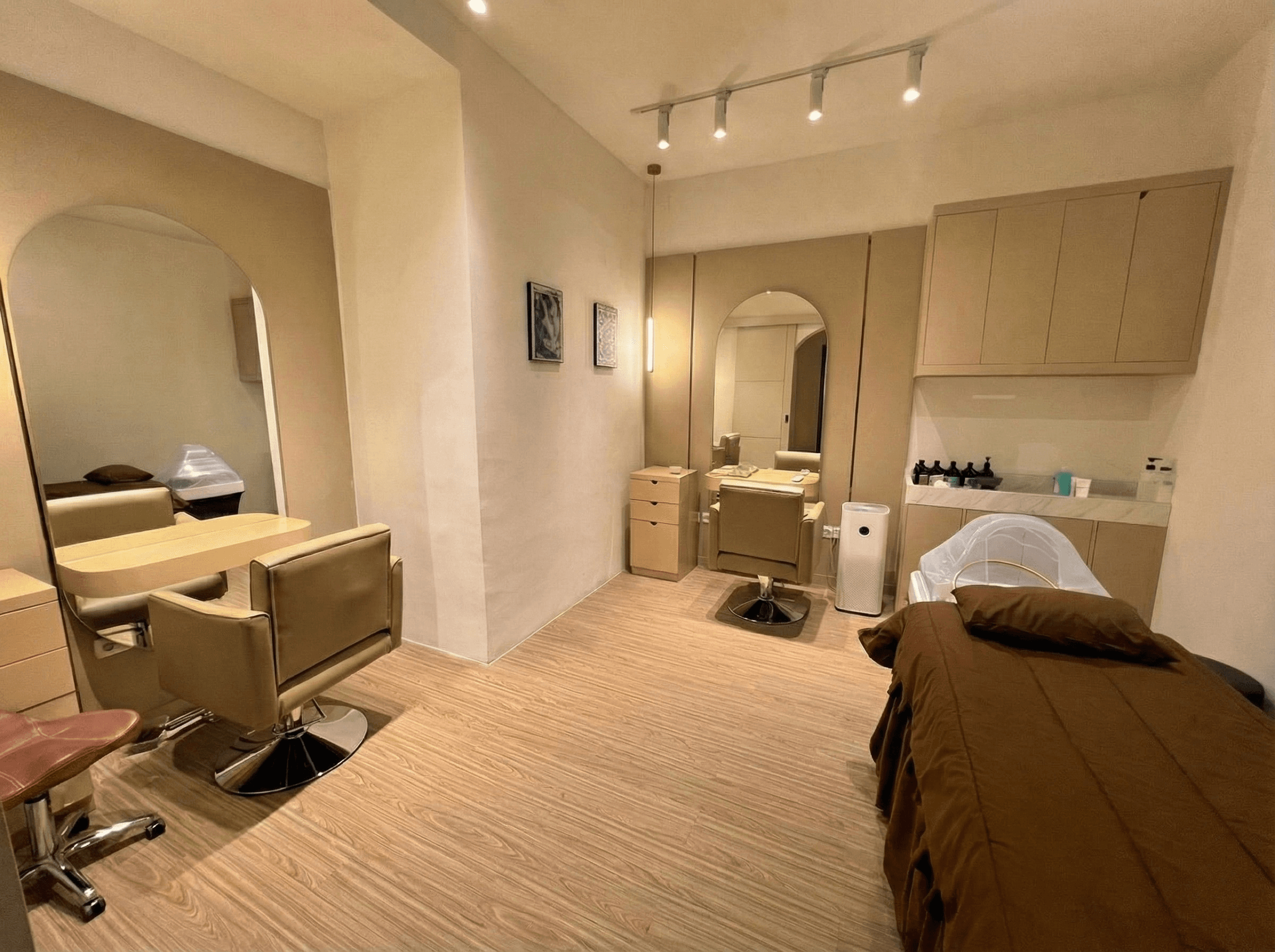 Ruang Pribadi A with salon chairs and spa bed