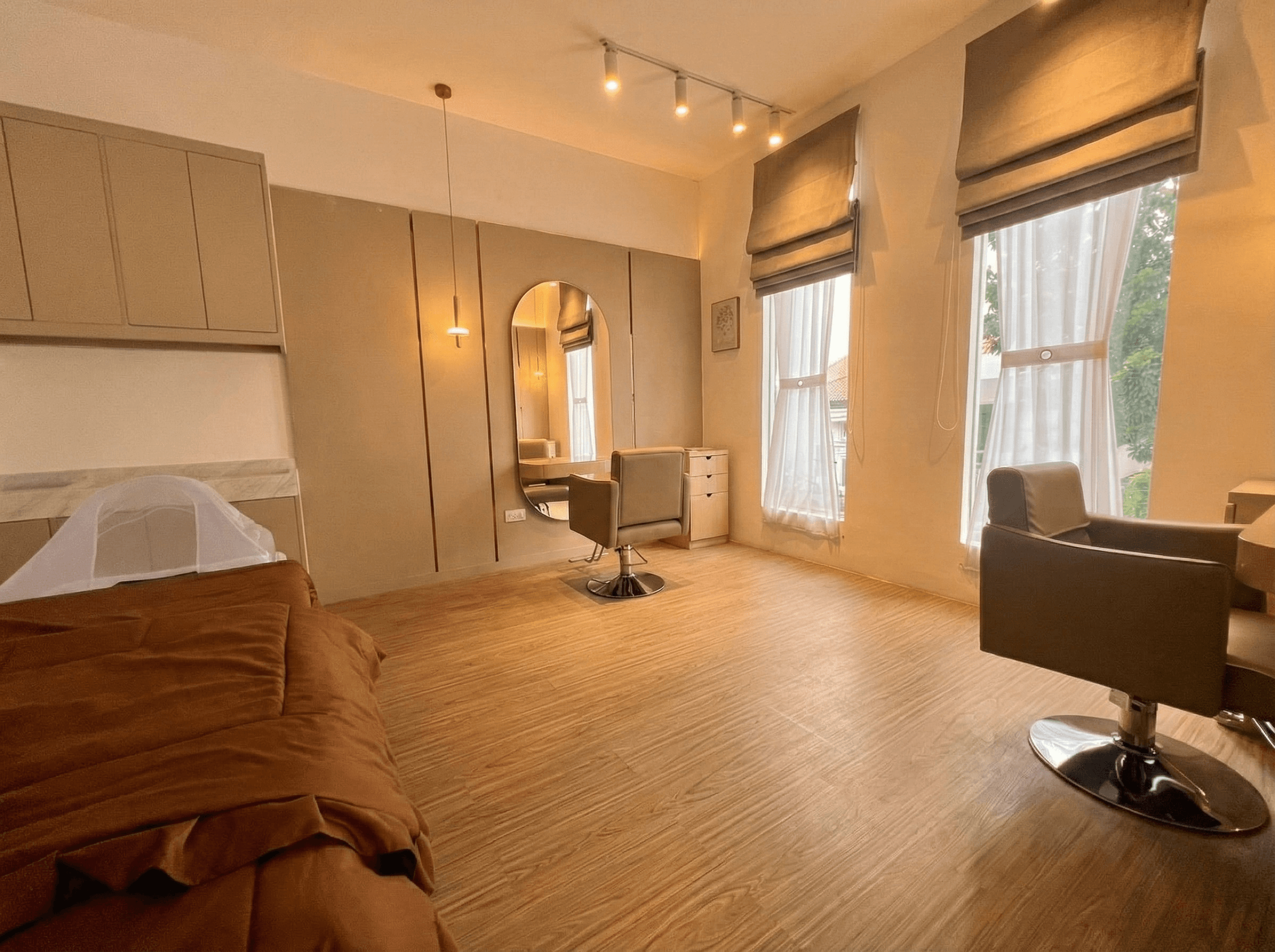 Ruang Pribadi C with salon chairs and spa bed