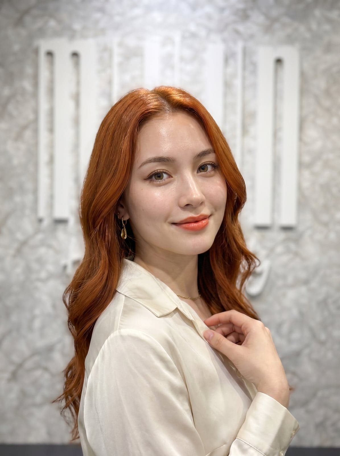 미인 살롱 싱가포르의 코퍼 헤어 컬러 — 가을 단풍잎 깊이감의 따뜻한 레드 오렌지, 살롱에서 케어된 윤기 있는 블리치 톤
