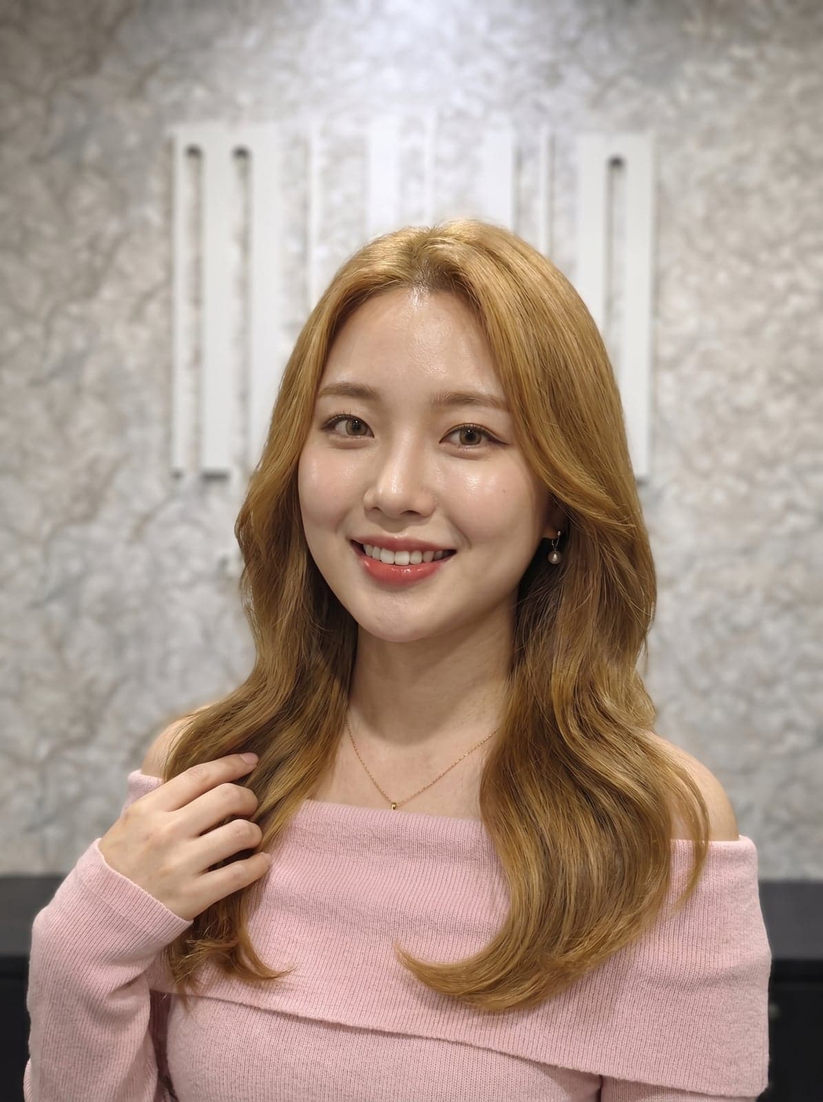 미인 살롱 싱가포르의 허니 블론드 헤어 컬러 — 진한 허니 깊이감의 따뜻한 골든 블론드, 윤기 있는 K뷰티 블리치 톤