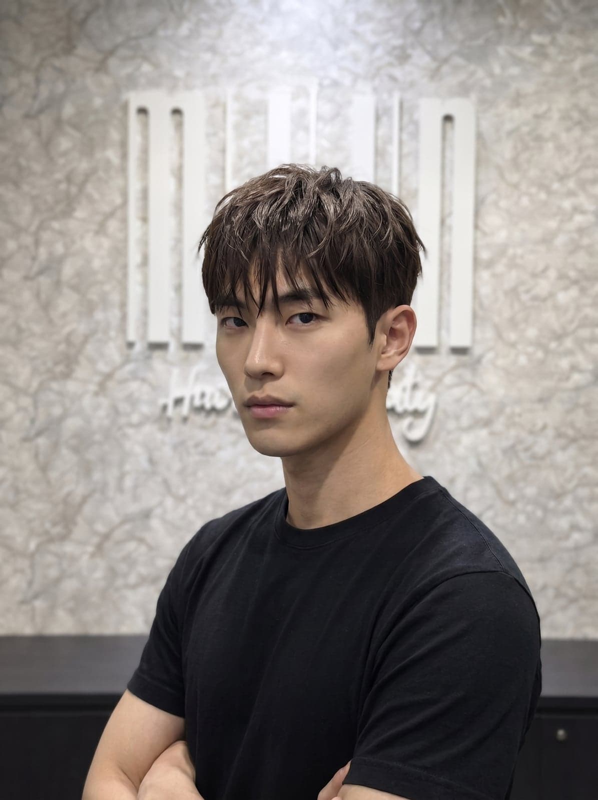 Two block dengan textured fringe — poni piece-y choppy dengan tekstur point-cut, gaya layered K-pop idol