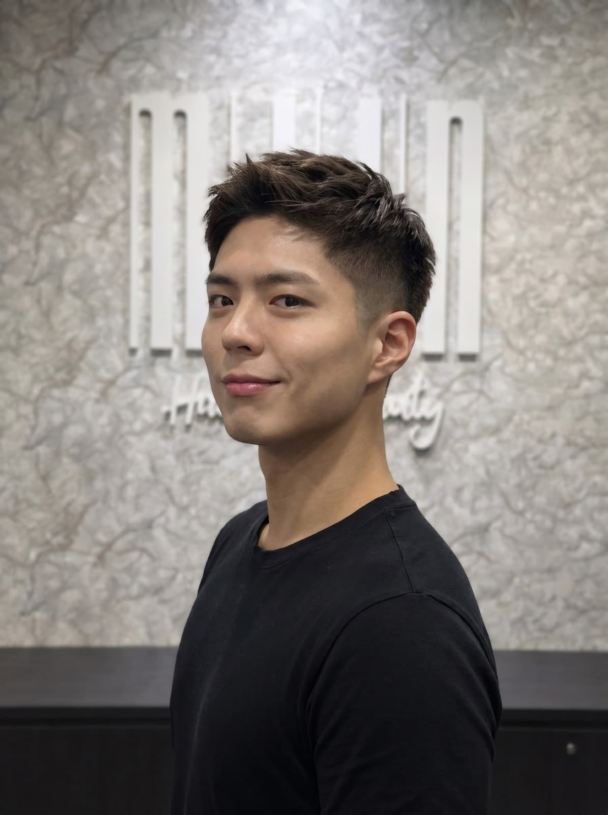 Two block dengan fade — gaya rambut two block pria Korea dengan mid fade di samping dan top bertekstur yang dilift, modern short two block fade