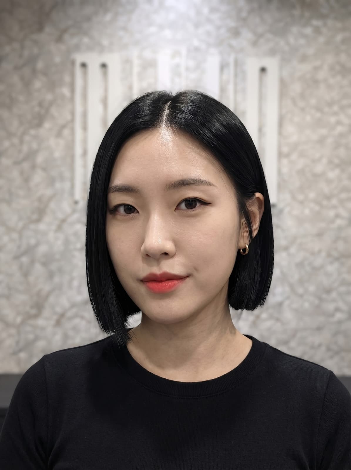 Sleek shoulder-length Korean bob — bob lurus berkilau sepanjang bahu, gaya pahlawan K-drama yang dipoles